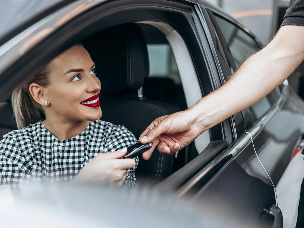Klijentica preuzima ključeve automobila - auto osiguranje